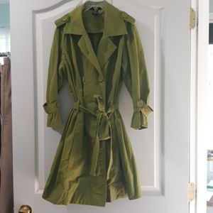 Apostrophe rain coat